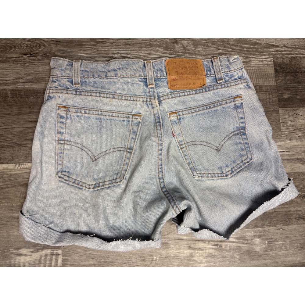 Vintage Levis 550 Relaxed Fit Light Wash Denim Cut Off Short size 30 (Distressed